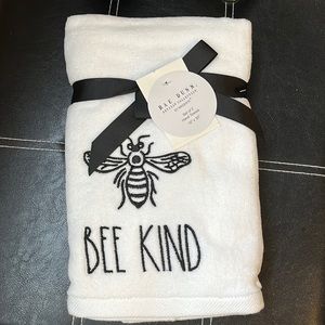 🐝 HOST PICK 🐝 Rae Dunn Bee Kind Hand Towels 🐝